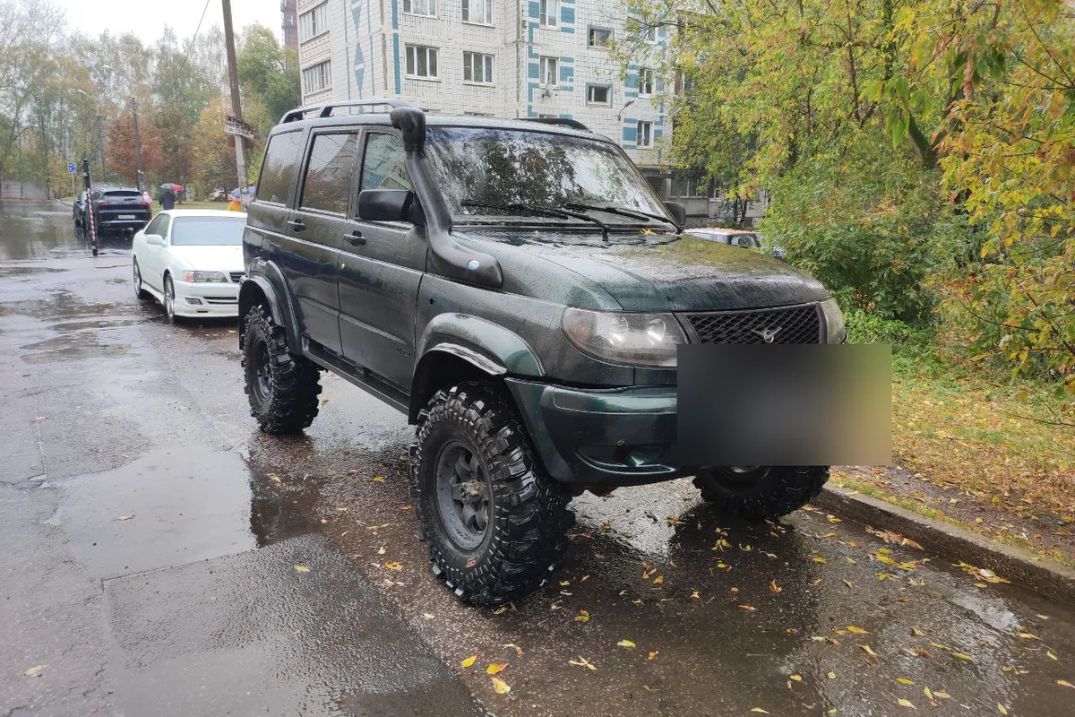 Лифтованный УАЗ Патриот на дисках с нулевым вылетом и грязевой резине