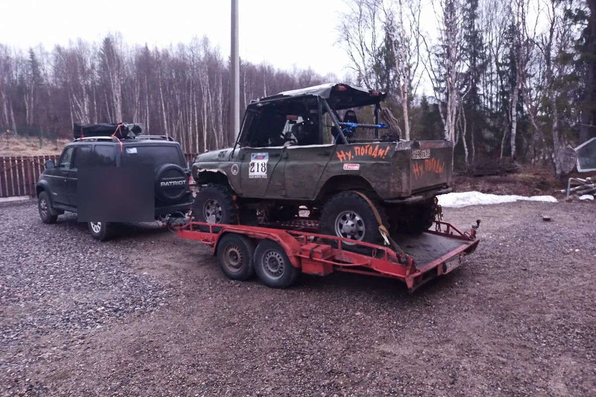 УАЗ Патриот с автовозом и гоночным УАЗом на прицепе