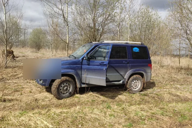 Синий УАЗ Патриот в поле с открытыми дверями
