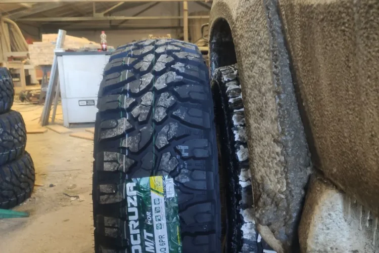 Грязевая шина Roadcruza M/T у арки УАЗ Патриот в гараже