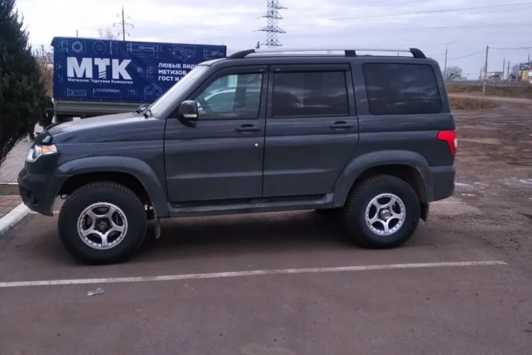 УАЗ Патриот с АКПП на литых дисках Скад и зимних шинах 265/70 R16