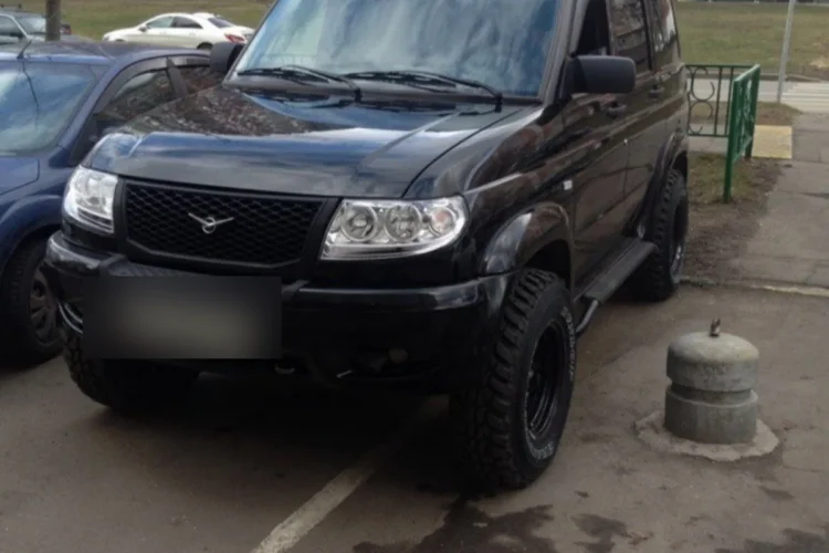 Чёрный УАЗ Патриот на дисках R16 ET-3 и шинах 265/75 R16