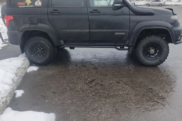 УАЗ Патриот на чёрных дисках ORW и грязевых шинах 235/85 R16