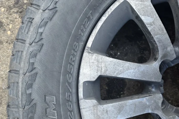 Шина 265/65 R18 на штатном литом диске УАЗ Патриот крупным планом