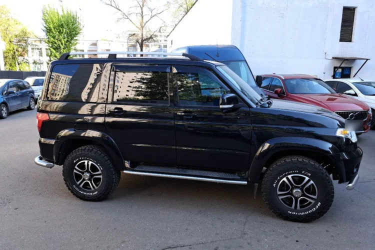 Чёрный УАЗ Патриот на литых дисках с шинами BFGoodrich