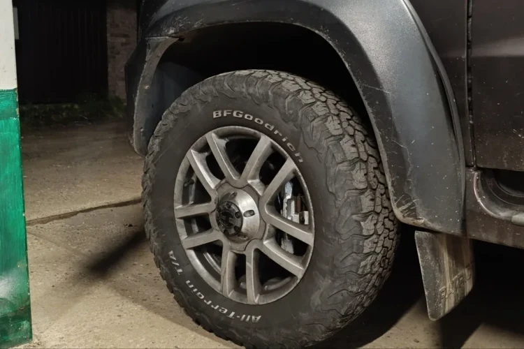 Колесо УАЗ Патриот на штатном литье с шиной BFGoodrich в арке