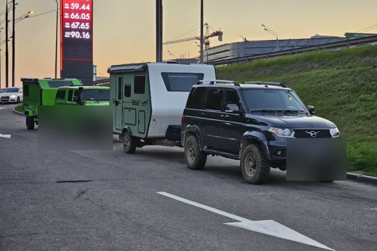 УАЗ Патриот с жилым прицепом в колонне у заправки
