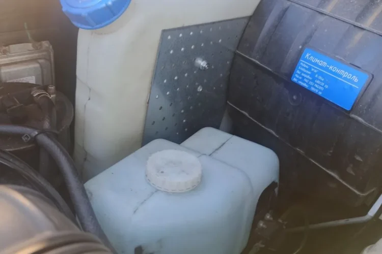 Бачок топлива автономки рядом с бачком омывателя УАЗ Патриот