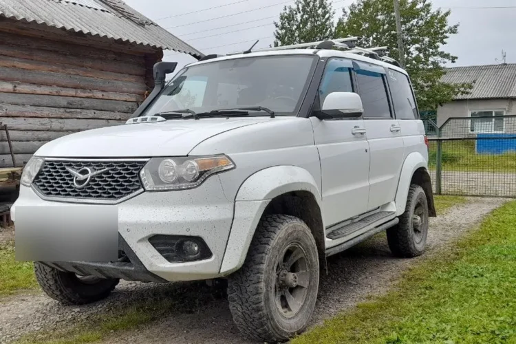 Белый УАЗ Патриот на грязевых шинах Wrangler MT/R 265/70 R16