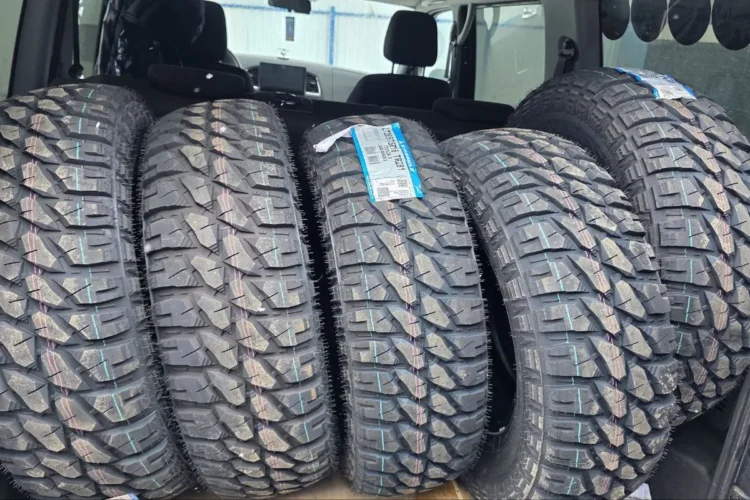 Комплект новых грязевых шин 265/75 R16 в багажнике УАЗ Патриот