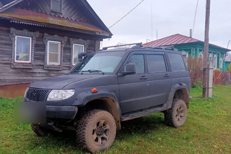 Лифтованный УАЗ Патриот на грязевых шинах 265/70 R16 у деревенского дома