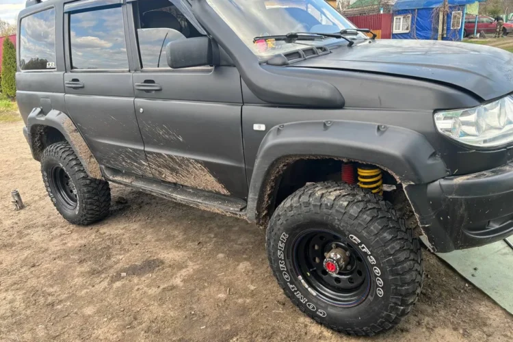УАЗ Патриот на лифте с грязевыми шинами 285/75 R16 на стальных дисках