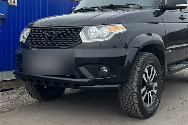 Чёрный УАЗ Патриот на литье с шинами A/T 265/65 R18