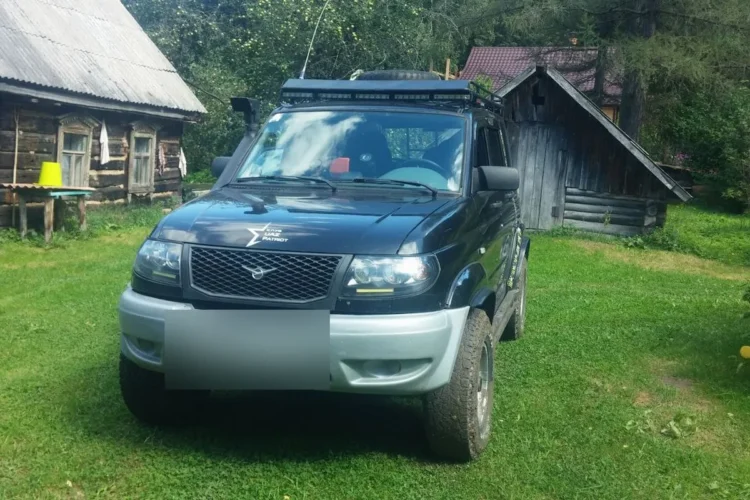 УАЗ Патриот со светодиодной балкой на экспедиционном багажнике