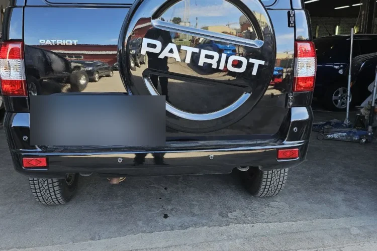 Задняя дверь УАЗ Патриот с запаской под пластиковым колпаком PATRIOT