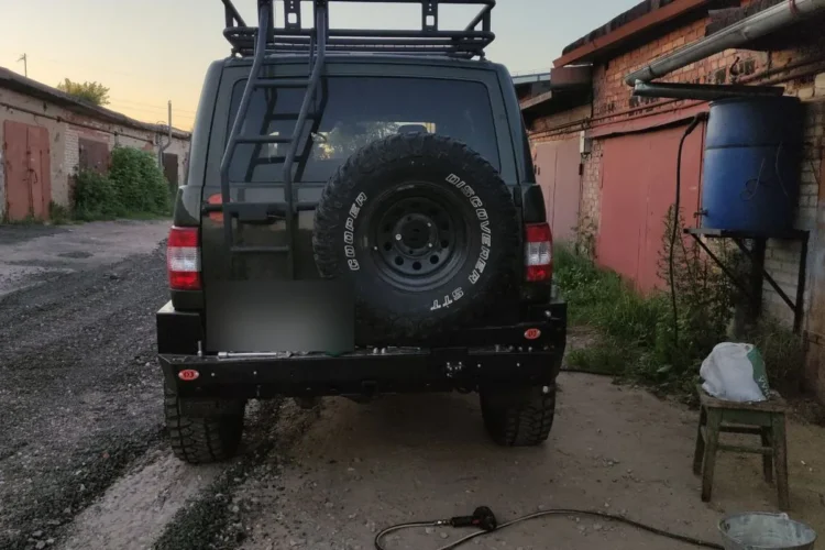 УАЗ Патриот сзади с силовым бампером, калиткой и грязевой запаской