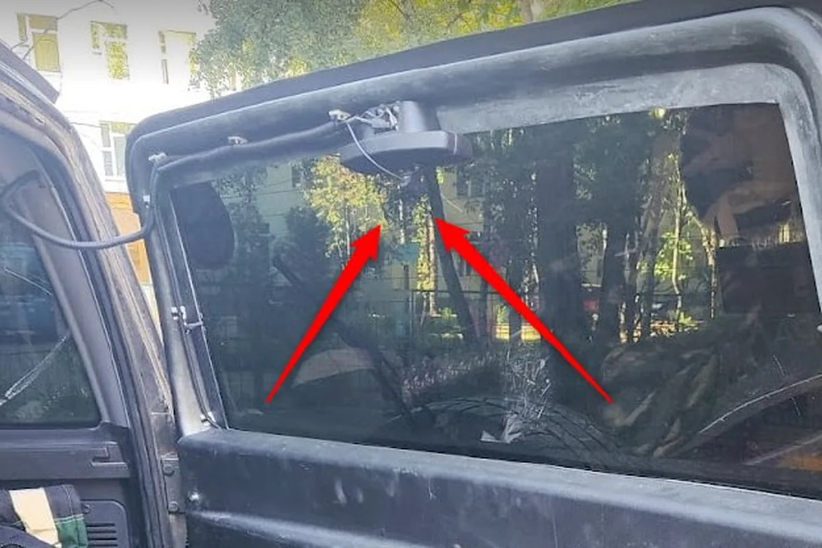 Камера заднего вида на запасном колесе УАЗ Патриот под рамой стекла