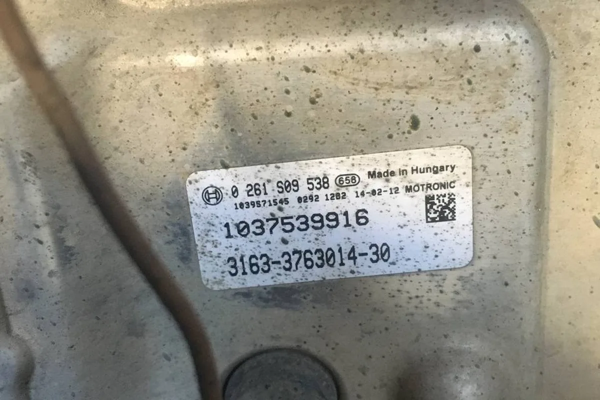 Наклейка блока Bosch 3163-3763014-30 на кузове УАЗ Патриот