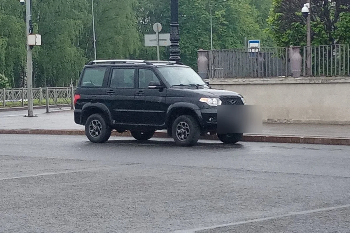 Чёрный УАЗ Патриот 2023 года с коробкой BAIC у дороги