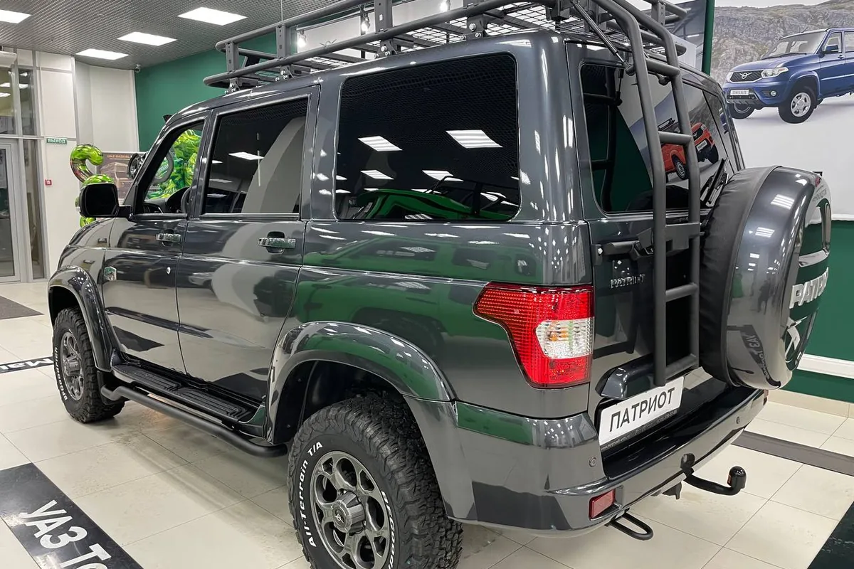УАЗ Патриот с механикой BAIC и раздаткой на рычаге у дилера