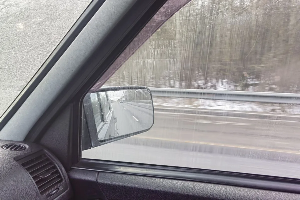 Грязное боковое стекло водителя УАЗ Патриот в дороге