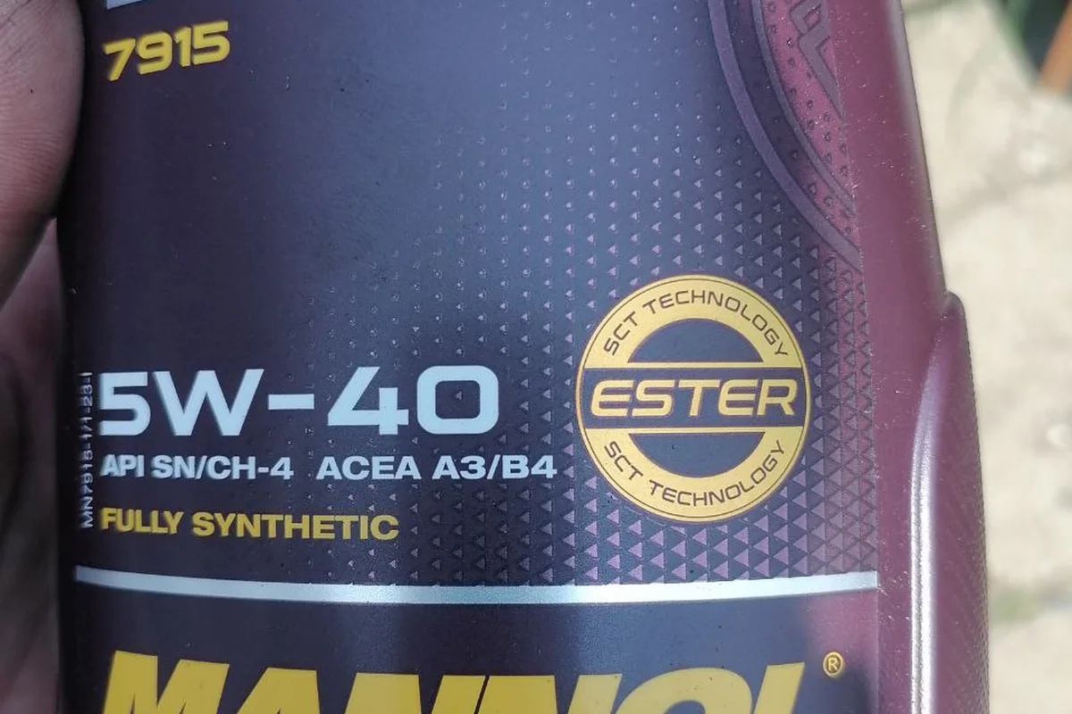 Канистра моторного масла Mannol Extreme 5W-40 в руке