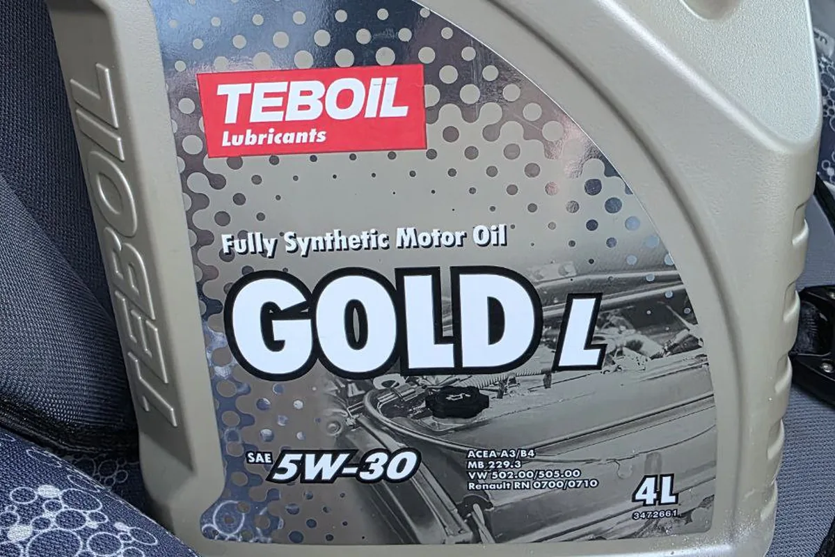 Канистра Teboil Gold L 5W-30 в салоне УАЗ Патриот