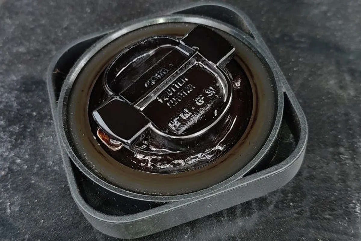 Крышка маслозаливной горловины ЗМЗ-409 с чёрными отложениями