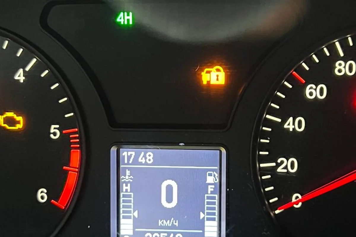 Приборка УАЗ Патриот с горящим значком замка и Check Engine