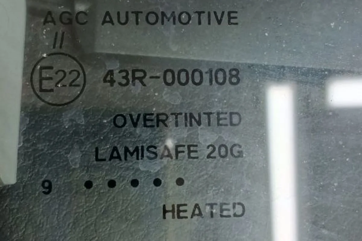 Маркировка лобового стекла УАЗ Патриот AGC с надписью HEATED