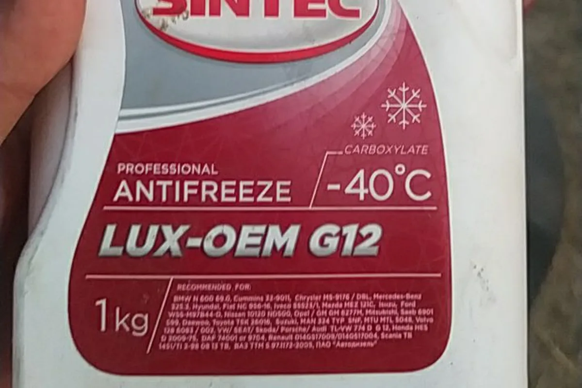 Канистра антифриза Sintec Lux G12 в руке владельца УАЗ Патриот