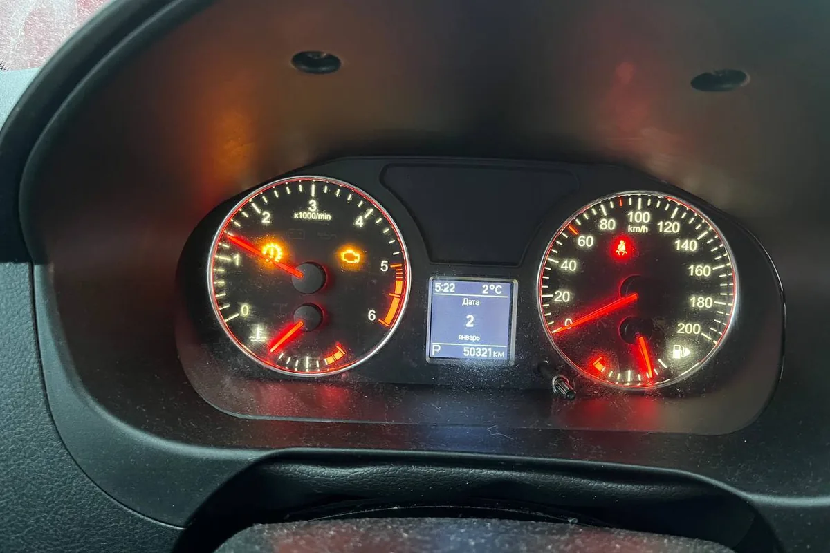 Приборная панель УАЗ Патриот с горящими лампами Check Engine и АКПП
