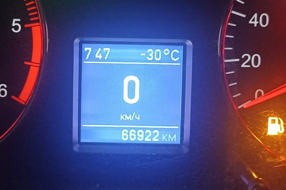 Бортовой компьютер УАЗ Патриот показывает −30 °C утром