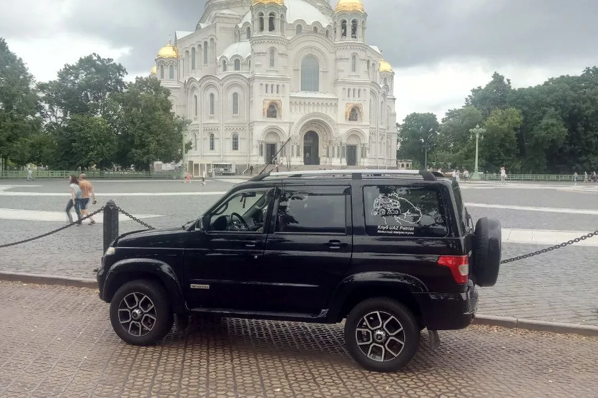 Чёрный УАЗ Патриот у Морского собора в Кронштадте