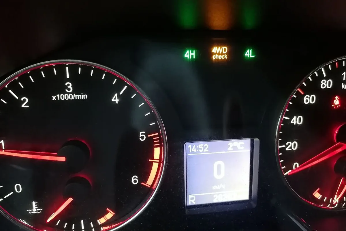 Приборная панель УАЗ Патриот с горящими 4H, 4L и 4WD check