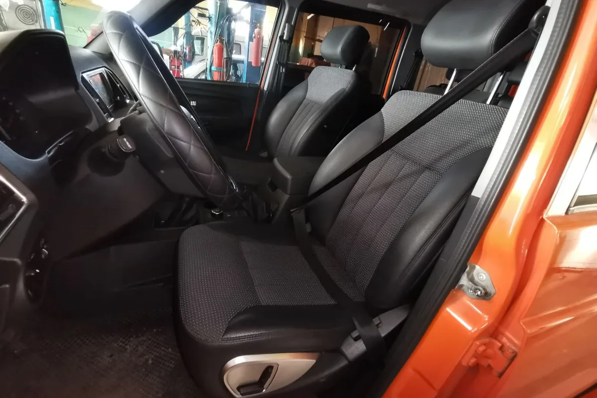 Передние кресла от Mercedes ML в салоне УАЗ Патриот