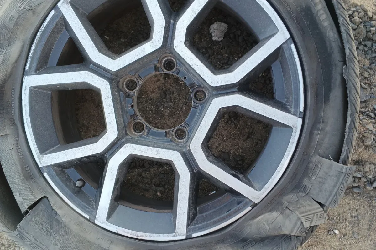 Разорванная заводская шина Continental 245/60 R18 на литом диске УАЗ Патриот