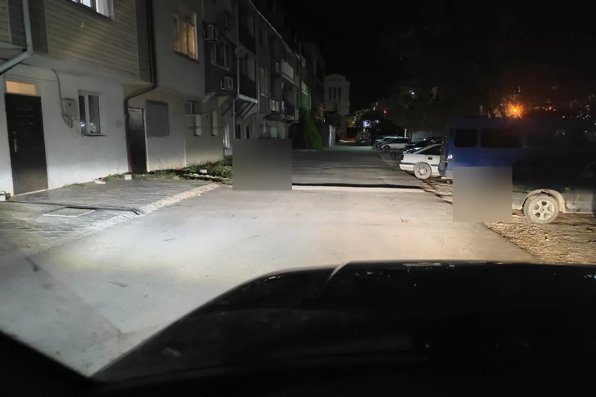 Сравнение светодиодных и штатных ПТФ УАЗ Патриот ночью во дворе