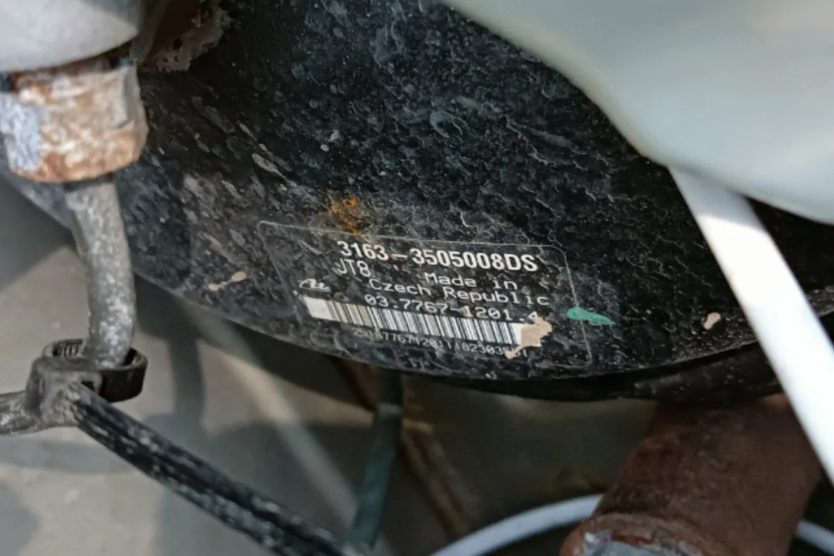 Табличка чешского вакуумного усилителя 3163-3505008DS на УАЗ Патриот