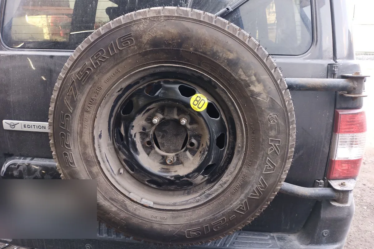 Штатная запаска Кама 225/75 R16 на задней двери УАЗ Патриот
