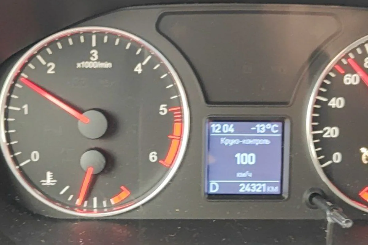 Приборка УАЗ Патриот при −13 °C: стрелка температуры у риски