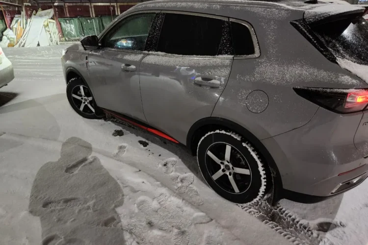 Чёрный Changan UNI-S в профиль на колёсах 225/60 R17