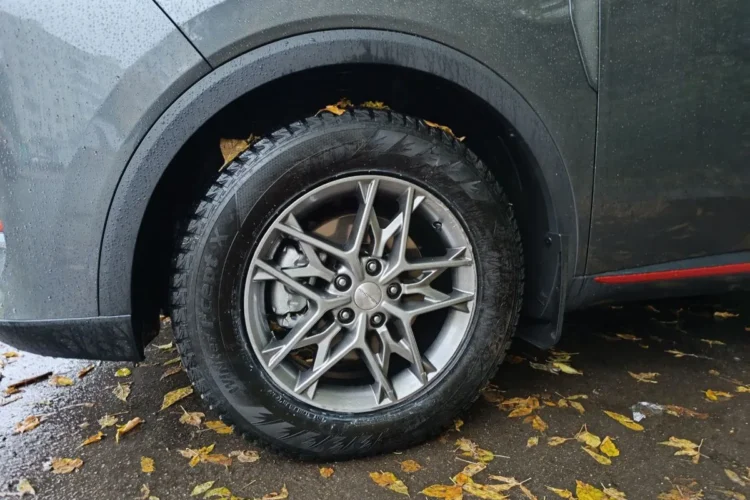 Колесо 225x65 R17 в арке Changan UNI-S крупным планом