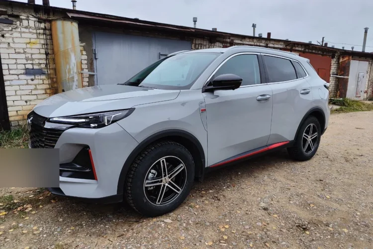Белый Changan UNI-S на зимних колёсах Neo R17 с шинами Nordman