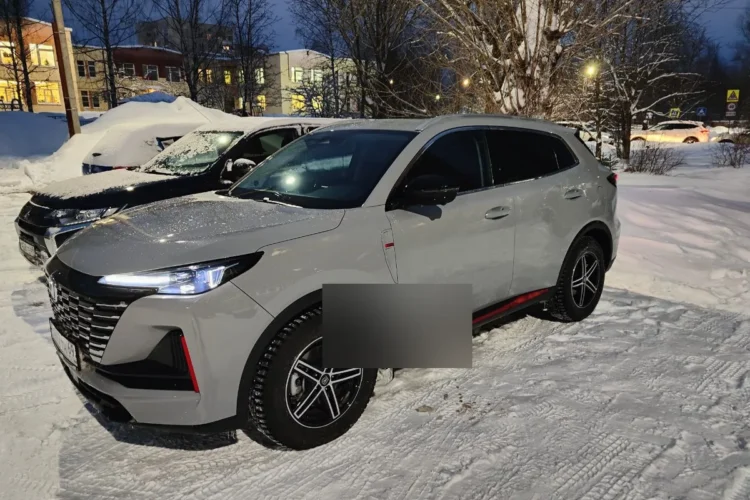 Серый Changan UNI-S зимой на втором комплекте колёс R17