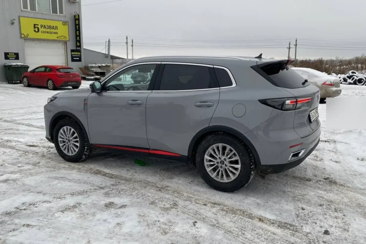 Серый Changan UNI-S зимой на дисках Carwel 7x17 с шинами Pirelli