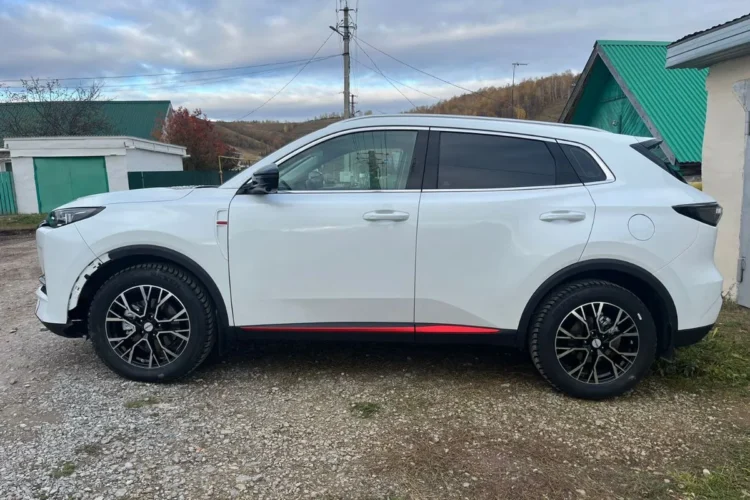 Белый Changan UNI-S сзади на чёрных дисках R18