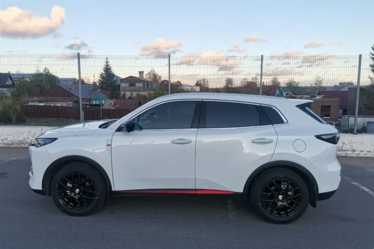 Белый Changan UNI-S на чёрных дисках 8J R18 с шипованными шинами