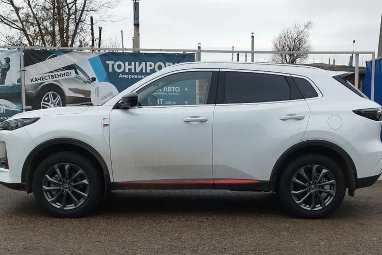 Белый Changan UNI-S в профиль на дисках Dezent R18