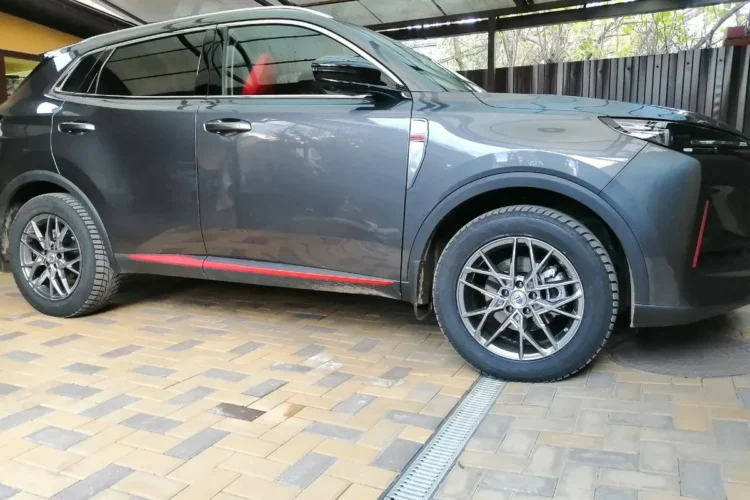 Серый Changan UNI-S под навесом на светлых дисках R18